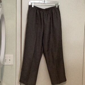 Alfred Dunner Women’s pull-on pants. Size 12P, Gray, elastic waist.